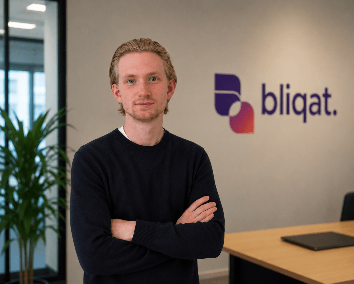 Grundare vid Bliqats logotyp på kontoret