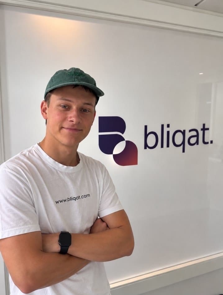 Grundare framför Bliqats logotyp